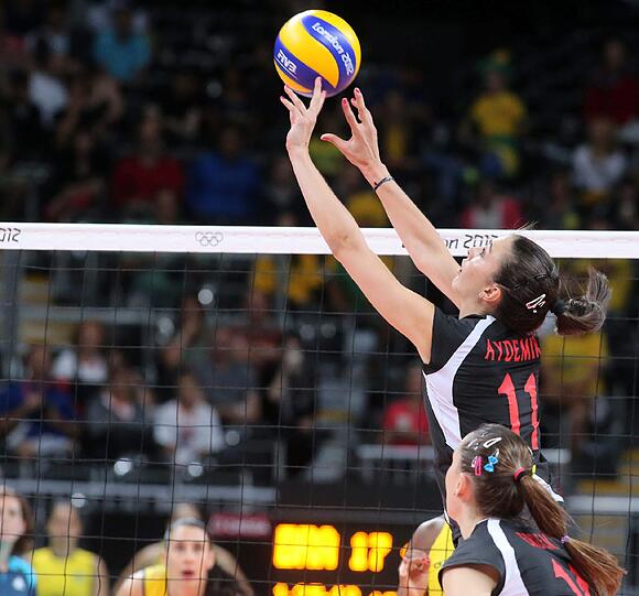 Wummernde Beats, tanzende Fans, knappe Bikinis und die besten Beachvolleyballer der Welt: Beim olympischen Turnier auf dem Horse Guards Parade wird ausgelassen gefeiert.