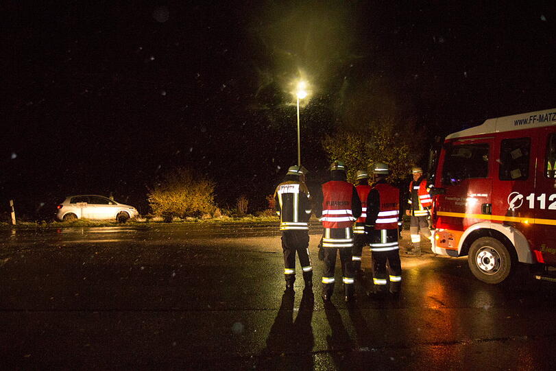 Einfach mitten auf die Gleise gelenkt: Ein Wagen steckt am Samstagabend auf den Schienen fest. Über eine Stunde dauerte die Bergung. Der Zugverkehr war gesperrt.
