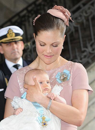 Liebevoll hält Kronprinzessin Victoria von Schweden ihre kleine Estelle nach der Taufe im Arm.