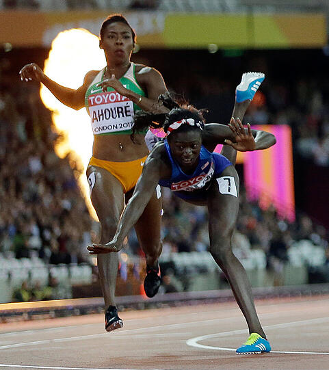Tori Bowie aus den USA stürzt sich ins Ziel und gewinnt das 100-Meter-Finale.