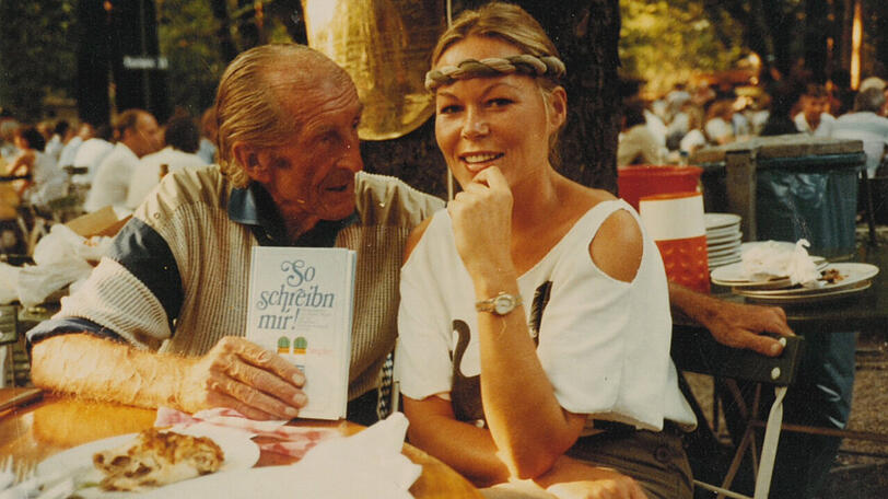 AZ-Spaziergänger Sigi Sommer an seinem Stammtisch im Augustiner mit Autorin und AZ-Leserin Petra Lisker.