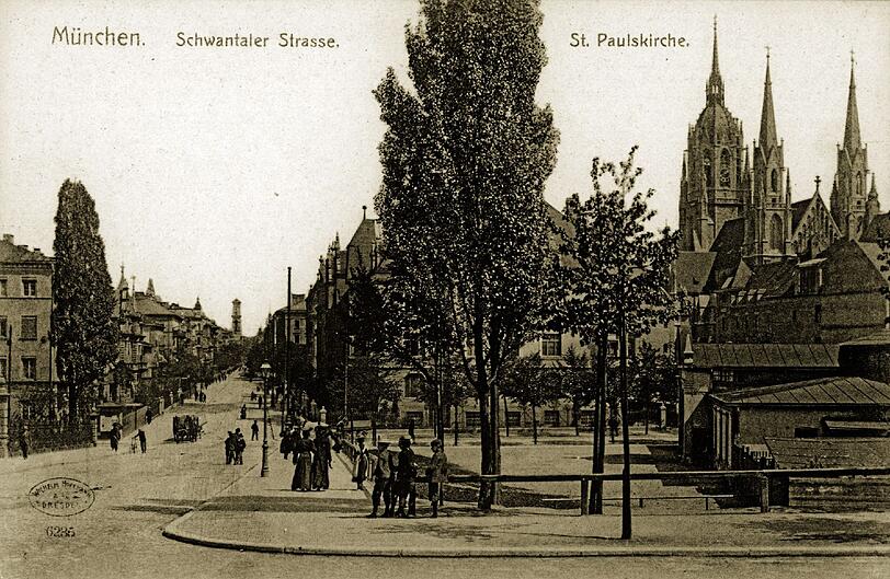 Die Schwanthalerstraße im Bereich der Querung durch die Martin-Greif-Straße. Rechts ist die St.-Pauls-Kirche zu sehen. Georg von Hauberrisser hat sie erbaut &ndash; wie auch das Neue Münchner Rathaus am Marienplatz.