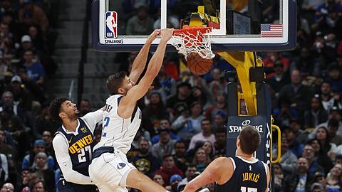 Maxi Kleber (M.) von den Dallas Mavericks beim Dunking.