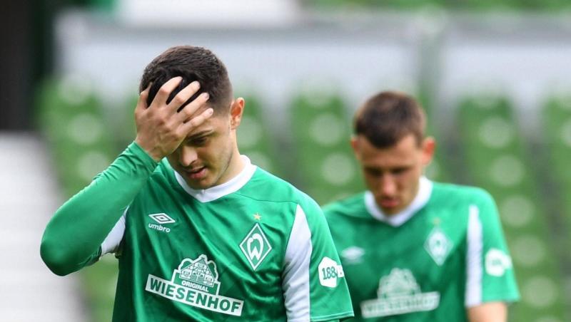 Werders Maximilian Eggestein (hinten) und Milot Rashica gehen nach dem Abstieg mit gesenkten Köpfen vom Platz.