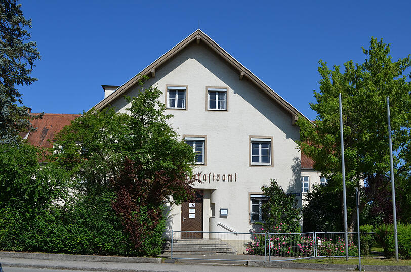 Die Alte Landwirtschaftsschule in Bruck wird abgerissen. Der Bau aus den 50er-Jahren war durch einen mutwillig gelegten Wasserschaden unbrauchbar geworden.