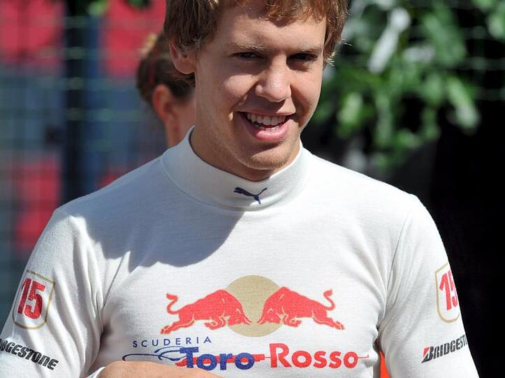 Sebastian Vettel freut sich über ein neues Cockpit bei Red Bull