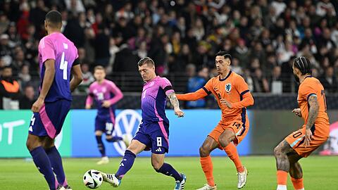 Mittelfeld-Routinier Toni Kroos (2.v.l.) organisierte wieder das deutsche Spiel.