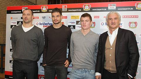 Am 3. Februar 2009 präsentiert Bayer Leverkusen seine Neuzugänge Gabor Kiraly, Angelos Charisteas und Toni Kroos (v.l.). Rechts: Der damalige Sportdirektor Rudi Völler.