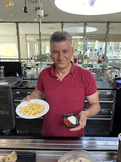 Für Koch Muayad Muhammad gehören Mayo und Ketchup in eine eigene Schale.