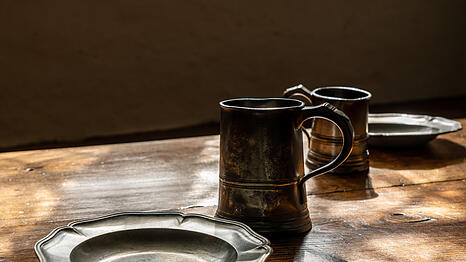 Zinnteller mit Krug: ein recyclingf&auml;higes Edelmetall, das zu "sauberem" L&ouml;tzinn f&uuml;r Elektronik eingeschmolzen werden kann.