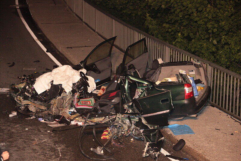 Bei einem Horror-Unfall in der Nähe von Altötting wurde dieses Auto völlig zerfetzt.
