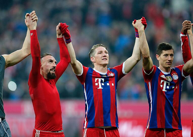 Am Ende lässt sich Schweinsteiger nach dem 4:0-Sieg gegen Hoffenheim mit seiner Mannschaft vor der Fankurve feiern.
