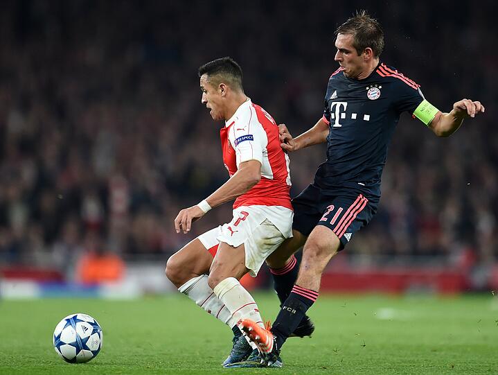 PHILIPP LAHM: NOTE 3.
Back in business als Rechtsverteidiger. Hatte es meist mit seinem Weltmeisterkumpel Mesut Özil zu tun, den der Bayern-Kapitän im Großen und Ganzen gut im Griff hatte.
