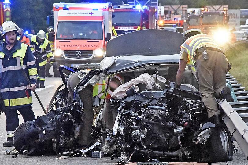 Die Bilder vom Unfall auf der A8, bei dem ein Mercedes mit einem Sattelzug kollidierte.
