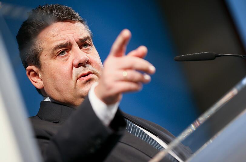 Gabriel hatte die Fusion der Handelsketten Edeka und Kaiser's Tengelmann genehmigt, obwohl das Bundeskartellamt sie untersagt hatte. Foto: Kay Nietfeld