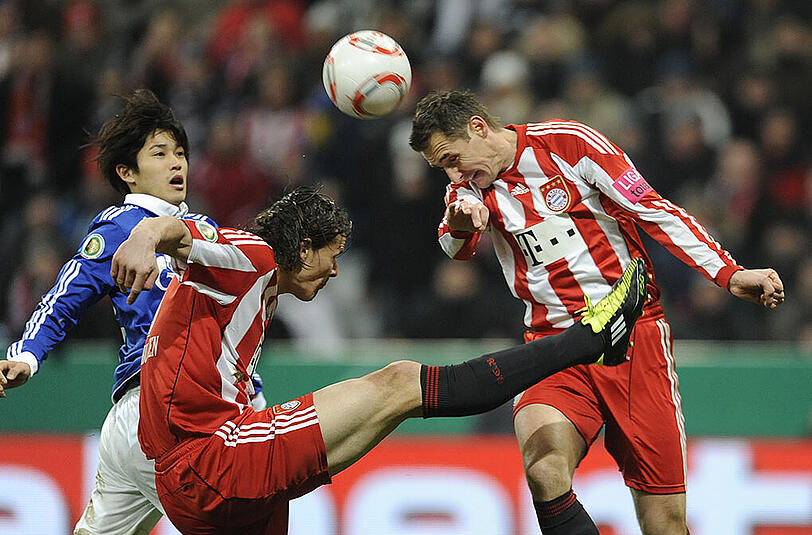 Die bis dato letzte Pokal-Heimniederlage des FC Bayern in der regulären Spielzeit: Daniel van Buyten (Mitte) sowie Miroslav Klose (rechts) gegen Atsuto Uchida vom FC Schalke 04. Schalke gewann am 2. März 2011 mit 1:0.