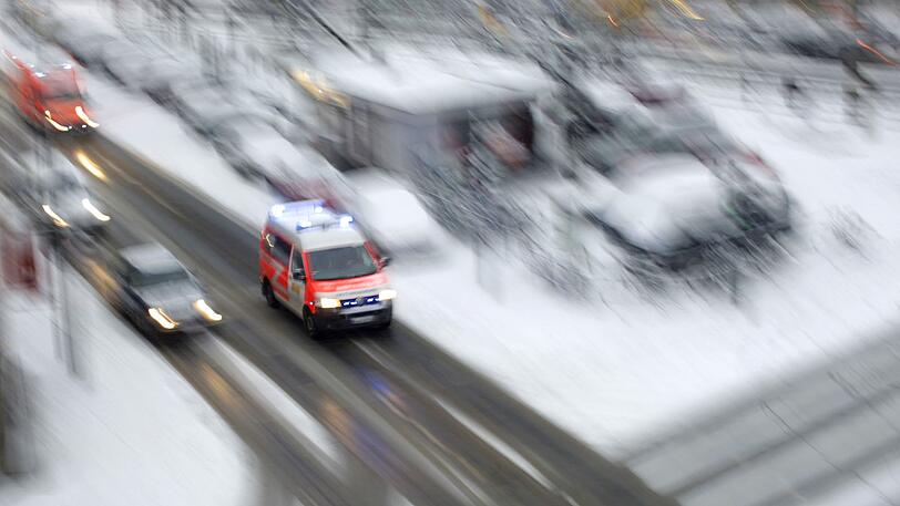 Der Wintereinbruch hat am Wochenende zu zahlreichen Todesfällen geführt. (Symbolbild)