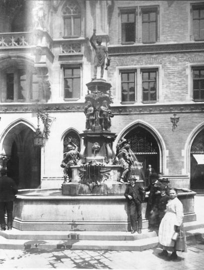 Der alte Fischbrunnen vor der Zerstörung 1944.