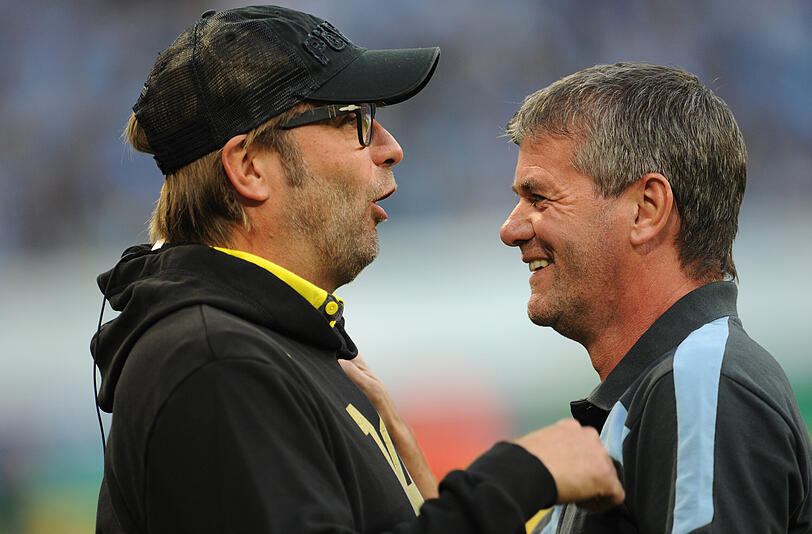 Jürgen Klopp und Friedhelm Funkel (r) sind vor dem Spiel bester Laune. (Archivbild)