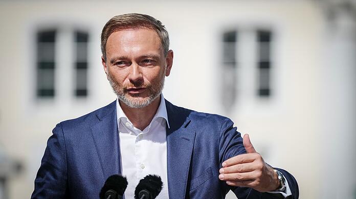 Bundesfinanzminister Christian Lindner (FDP) spricht zum Ende der Klausur des Bundeskabinetts vor dem Schloss Meseberg zur Presse.