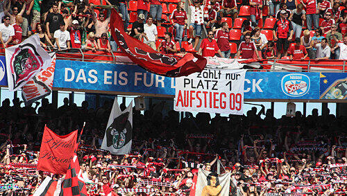 Egal, wie schlecht der Club auch spielt, die Fans stehen treu zu ihrem Verein – und kommen in Scharen. Egal, wie schlecht der Club auch spielt, die Fans stehen treu zu ihrem Verein – und kommen in Scharen.
