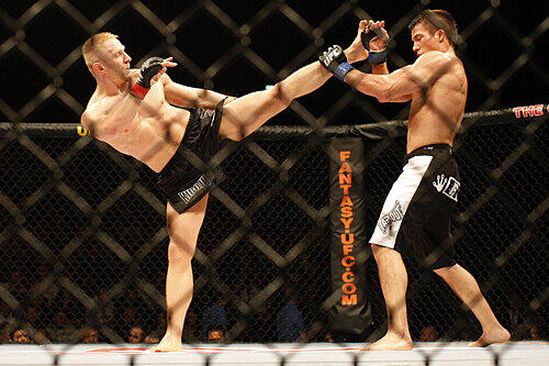 Kicken, Boxen, Hebeln: Bei MMA-Kämpfen ist fast alles erlaubt, wie hier bei einem Turnier in Dublin. Im Löwensaal trifft an diesem Samstag Europas Elite aufeinander.