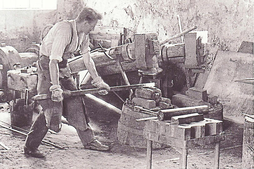 Schwere Handwerksarbeit in der Schmiede: In der Lilienstraße 3 begann Meiller damit, Winden für Forstfahrzeuge zu bauen. Ab 1905 entwickelte sich dann der Fahrzeugbau.
