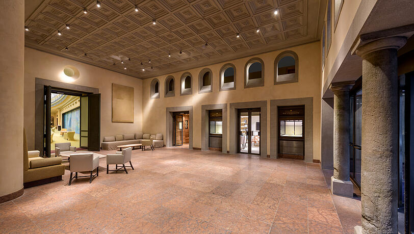 Verantwortlich für die neue Lobby: Der Innendesigner der Promiwelt, der schon Kim Kardashian und Robert De Niro eingerichtet hat: Axel Vervoordt. Verantwortlich für die neue Lobby: Der Innendesigner der Promiwelt, der schon Kim Kardashian und Robert De Niro eingerichtet hat: Axel Vervoordt.