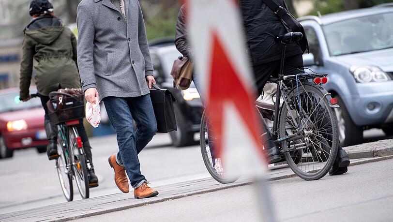 Zu Fuß, mit Auto oder Fahrrad - wie bewegen sich die Bayern? (Illustration) Zu Fuß, mit Auto oder Fahrrad - wie bewegen sich die Bayern? (Illustration)