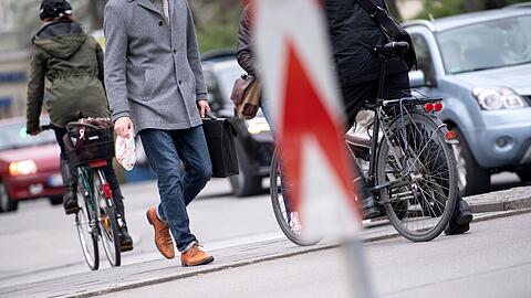 Zu Fu&szlig;, mit Auto oder Fahrrad &ndash; wie bewegen sich die Bayern? (Illustration)