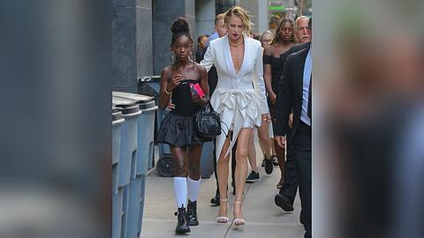 Charlize Theron mit ihrer Tochter August. Tochter Jackson war hinter ihnen zu sehen.