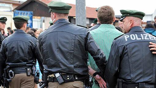 Kampf gegen die Gewalt auf der Wiesn: Polizisten führen einen Oktoberfestbesucher ab. Kampf gegen die Gewalt auf der Wiesn: Polizisten führen einen Oktoberfestbesucher ab.