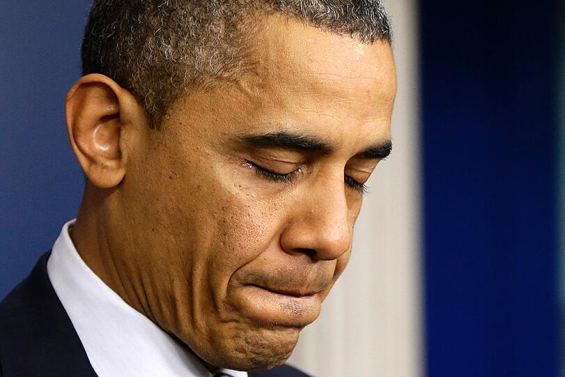 US-Präsident Barack Obama kämpft bei seiner Ansprache im Weißen Haus mit den Tränen. Nach dem Amoklauf stehen die USA unter Schock.