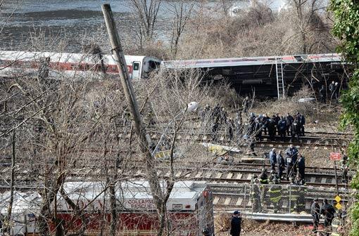 Die letzten Wagen hingen in den Hudson River.