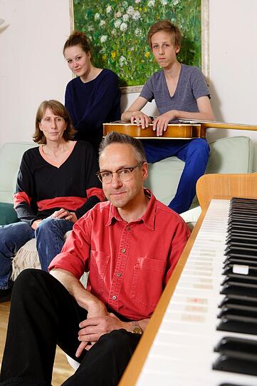 Bei Familie Platten wird die Wäsche vor dem Bügeln von Hand geglättet: &bdquo;Wir bereiten das Bügeln vor.&ldquo;