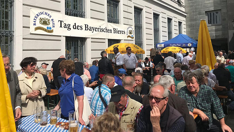 Freibier für alle &ndash; klicken Sie sich durch die Bilder des Freibierausschanks am Oskar-von-Miller-Ring. Anlass ist der heutige "Tag des Bayerischen Bieres".