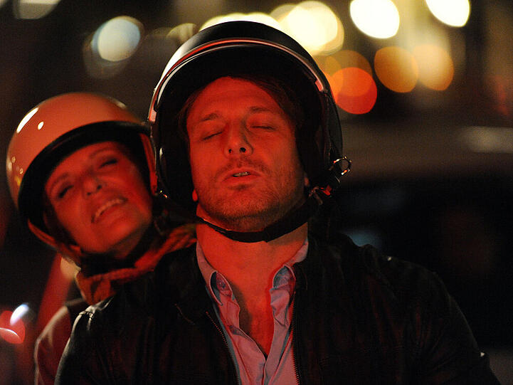 Charlotte (Ulrike Kriener) und Thomas (Hendrik Duryn, re.) auf der Vespa