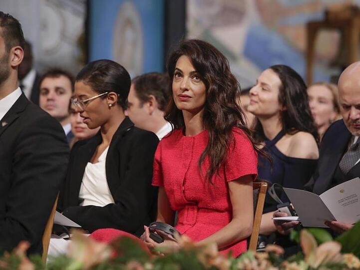 Amal Clooney (M), Menschenrechtsanwältin aus dem Libanon und Großbritannien, nimmt an der Verleihung des Friedensnobelpreis im Rathaus von Oslo teil.