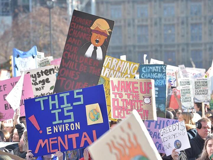 Blick auf die Plakate der jungen Demonstranten.