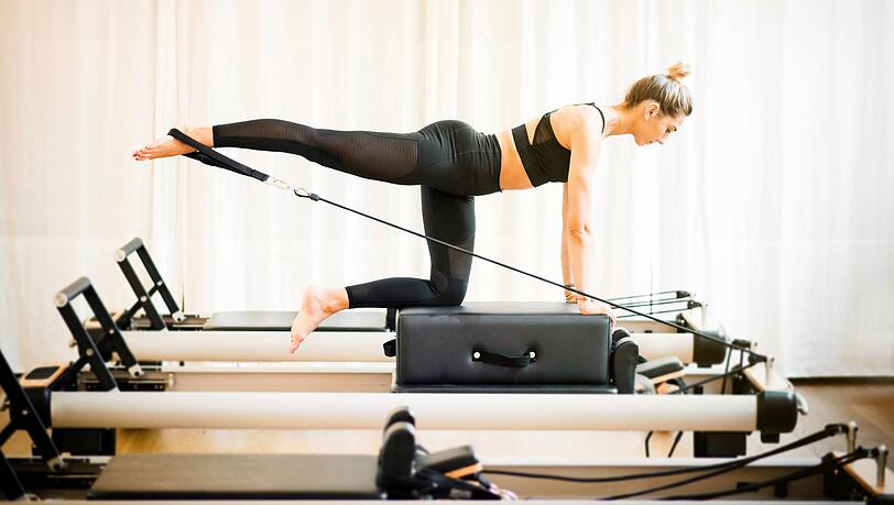 Beim Reformer-Pilates werden die Muskeln stärker beansprucht als bei der klassischen Variante. Beim Reformer-Pilates werden die Muskeln stärker beansprucht als bei der klassischen Variante.