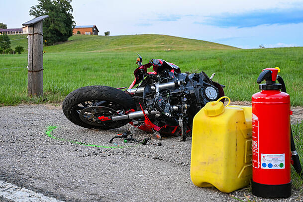 Ein Motorradfahrer erlag noch am Unfallort seinen Verletzungen.