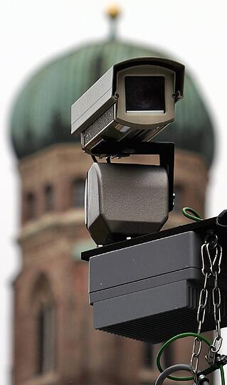 Mit ausfahrbaren Kameras wird die Polizei die Innenstadt überwachen. Halten Sie Ausschau nach Kameras, sicher entdecken Sie einige versteckte Linsen. (Archivbild)