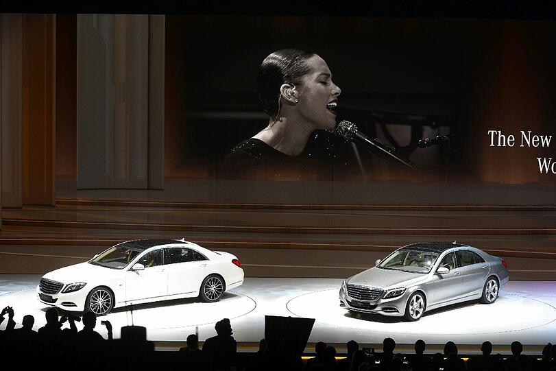 Nachdem sie von einer neuen S-Klasse angefahren kam, setzte sich Alicia Keys ans Klavier und heizte dem Publikum ein.
