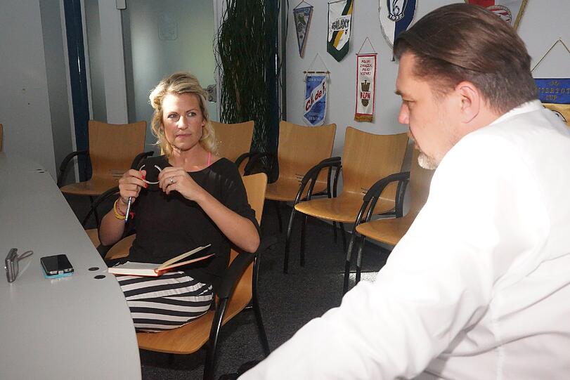 1860-Präsident Gerhard Mayrhofer mit TV-Moderatorin und AZ-Kolumnistin Isabella Müller-Reinhardt während des Interviews.