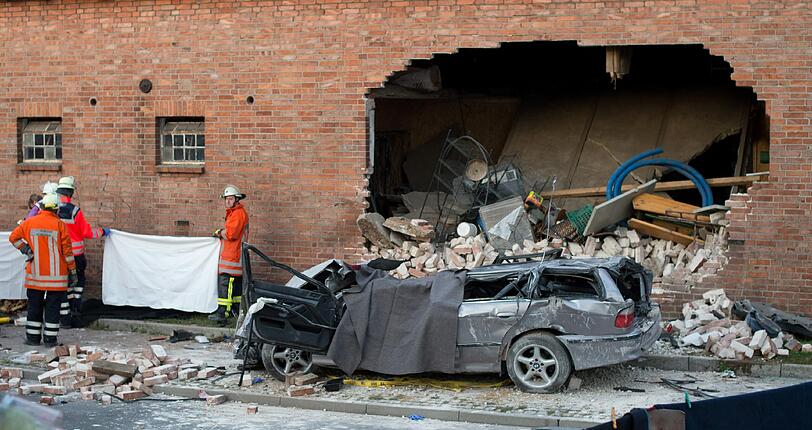 Ein 28-Jähriger fuhr so schnell durch Hänigsen, dass er die Kontrolle über sein Auto verlor und in eine Hauswand krachte. Die Bilder von der Unfallstelle.