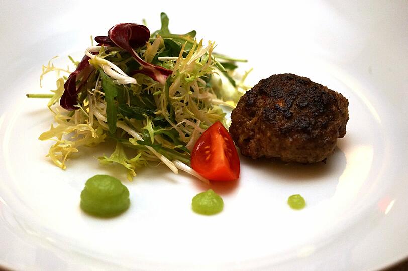 1. Gang: Lauwarmes Hirschpflanzerl an Marmelade von grünem Apfel und winterlichen Salatspitzen.