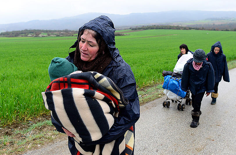 Um den katastrophalen Bedingungen in Idomeni zu entgehen, brachen am Montag hunderte von Menschen in Richtung grüne Grenze auf. Einige ertranken dabei. Die Überlebenden wurden umgehend von dem mazedonischen Militär nach Griechenland zurückgebracht.