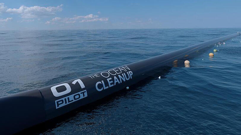 "Ocean Cleanup" will kilometerlange, schwimmende Röhren im Meer auslegen, von denen eine Art Sieb ins Wasser hängt.