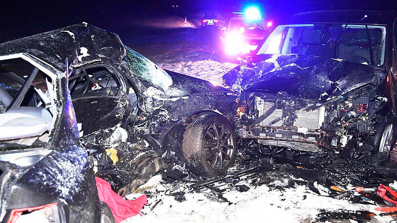 Auf eisglatter Straße kam ein Audi-Fahrer ins Schleudern und prallte mit einem VW-Kleinbus zusammen. Der Fahrer des Audi starb noch an der Unfallstelle.