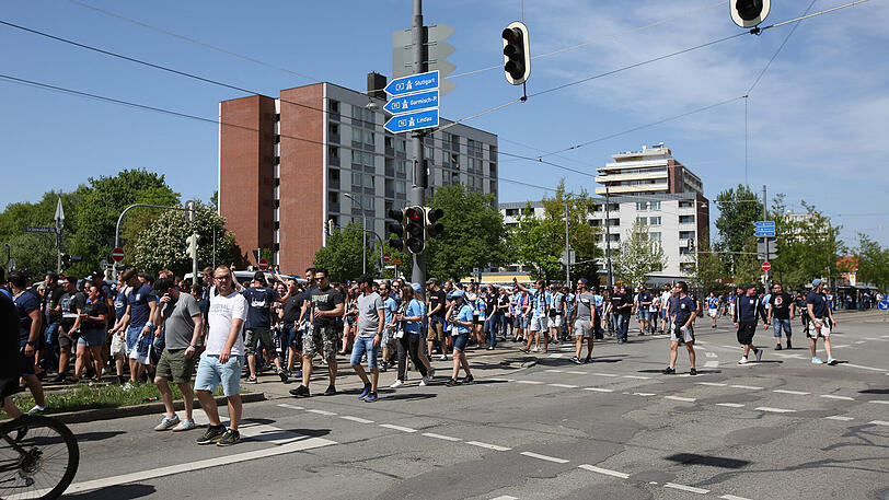Die Löwen-Anhänger vor dem Derby auf dem Weg ins Grünwalder Stadion. Im Schlepptau: Reichlich Polizei. Die Bilder vom Sonntagmittag.